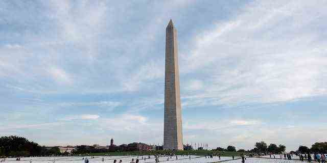 Weiße Fahnen zu Ehren der durch COVID-19 verlorenen Leben sind am 2. Oktober 2021 auf der National Mall in Washington, DC, USA, zu sehen.  