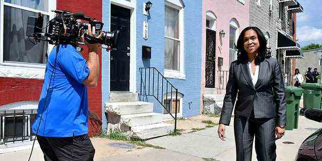 Die Staatsanwältin von Baltimore, Marilyn Mosby, wird von NBC News interviewt, während sie am 24. August 2016 durch das Stadtviertel Sandtown-Winchester geht.  