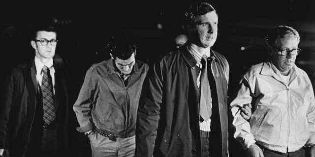 Carl Taylor und Sherman McCrary, rechts, in Haft.  Lakewood Agent Joe Fancuilli begleitet die Gefangenen. 