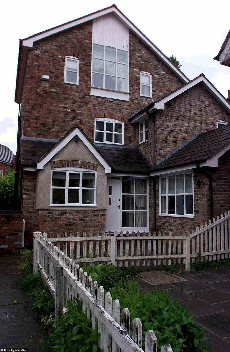Erstes Zuhause: David öffnete die Türen zu seinem und Victorias Haus für 150.000 Pfund (im Bild: das Haus im Jahr 2002, als es für 320.000 Pfund zum Verkauf stand)
