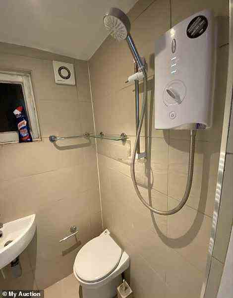 Das Badezimmer hat eine Massagedusche.  Die Wohnung ist derzeit für £ 800 pro Monat mit einem Assured Shorthold Tenancy vermietet