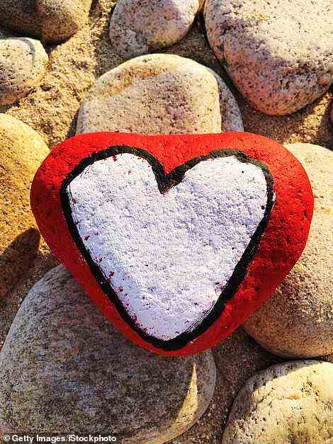 Herzerwärmend: Paare bemalen Kieselsteine ​​vom Strand, um St. Dwynwen, den Schutzheiligen der Liebe, zu feiern