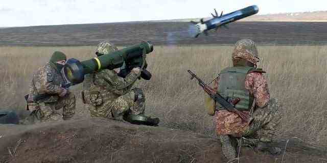Ukrainische Soldaten führen am 12. Januar Militärübungen in der Region Donezk in der Ukraine durch.