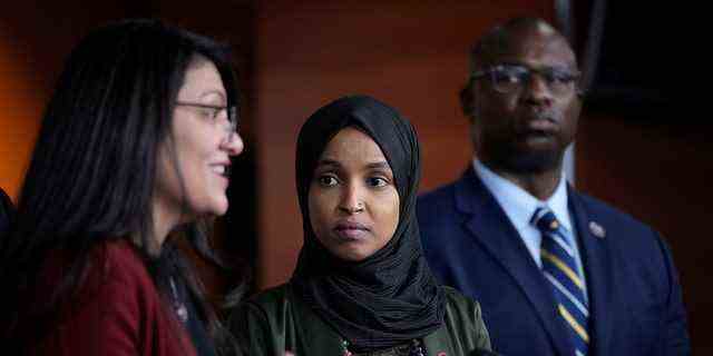 Von links stellen sich Rep. Rashida Tlaib, D-Mich., Rep. Ilhan Omar, D-Minn., und Rep. Jamaal Bowman, DN.Y., während einer Pressekonferenz über Islamophobie auf dem Capitol Hill am 30. November Fragen. 2021 in Washington, D.C 