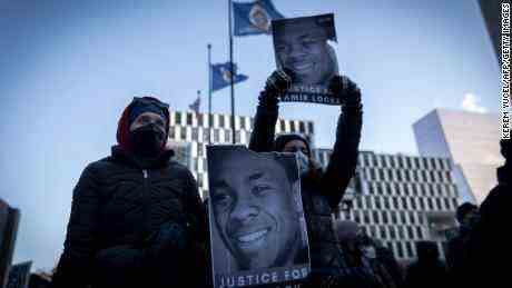 Demonstranten halten letzte Woche während einer Kundgebung in Minneapolis Fotos von Amir Locke hoch. 