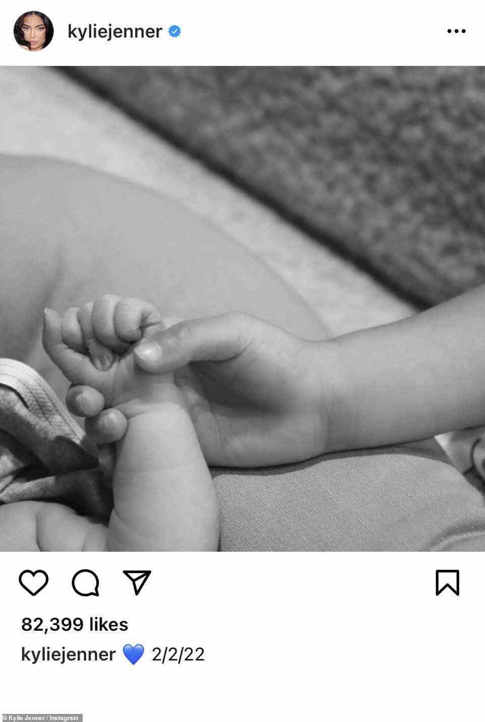 Enthüllung der Geburt: Am Montag gab Kylie bekannt, dass sie ihr zweites Kind mit einem einfachen Schnappschuss auf Instagram des Reality-Stars und Make-up-Moguls zur Welt gebracht hatte, der die Hand des Neugeborenen hielt, und enthüllte das Geburtsdatum als 2/2/22