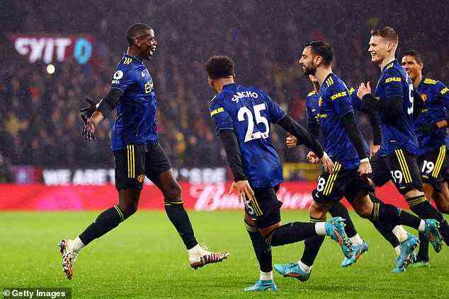 Pogba feiert mit seinen Teamkollegen von Manchester United das Führungstor des Abends