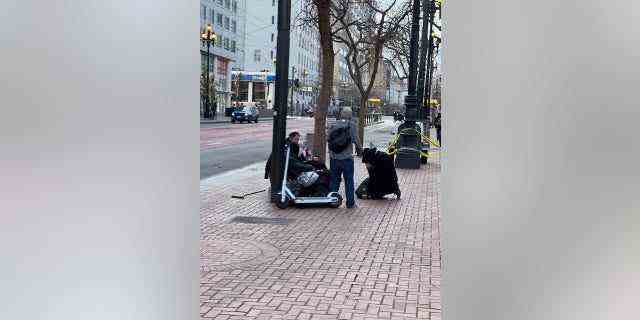 Obdachlose sitzen im Tenderloin District von San Francisco 