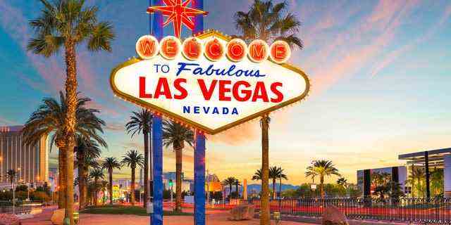 Las Vegas, Nevada, USA am Welcome to Las Vegas-Schild in der Abenddämmerung.
