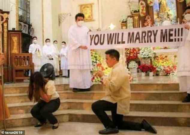Sie können den Enthusiasmus dieses philippinischen zukünftigen Bräutigams nicht bemängeln, aber sein Zeichen hätte ein zusätzliches Paar Augen gebrauchen können, weil es eher als Drohung als als Frage rüberkommen könnte!