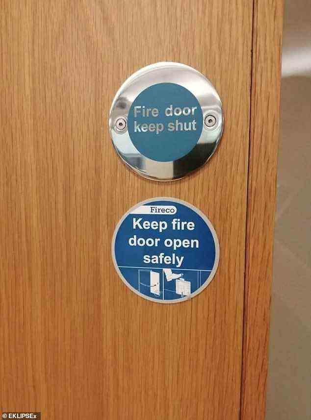 Jeder, der diese Tür benutzt, die in Großbritannien entdeckt wurde, wird wahrscheinlich durch die widersprüchlichen Informationen auf den beiden Schildern äußerst verwirrt sein ...