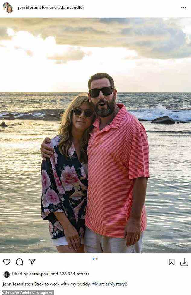 Vor Ort: Am Montag teilte der Film- und Fernsehstar ein auf Hawaii aufgenommenes Foto mit ihrem Murder Mystery-Co-Star Adam Sandler