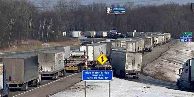 Aufgrund von Trucker-Protesten in Kanada staute sich der Verkehr neun Meilen von der Grenze südlich von Port Huron, Michigans Blue Water Bridge.