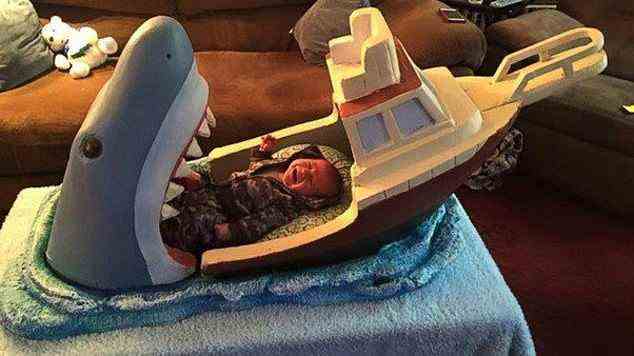 Kinderkrankheiten: Der New Yorker Schöpfer dieses schrecklichen Jaws-Kinderbetts hat möglicherweise nicht berücksichtigt, dass sein Baby nicht jede Nacht von einem Hai gefressen werden möchte