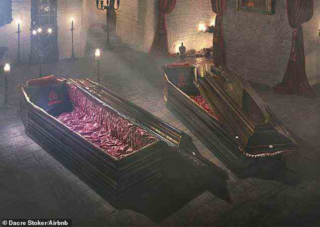 Schlaf wie die Toten!  Während manche Menschen gerne auf einen unerwarteten Todesfall vorbereitet sind, nehmen diese Sargbetten im Dracula's Castle Airbnb in Siebenbürgen die Idee ein wenig zu wörtlich