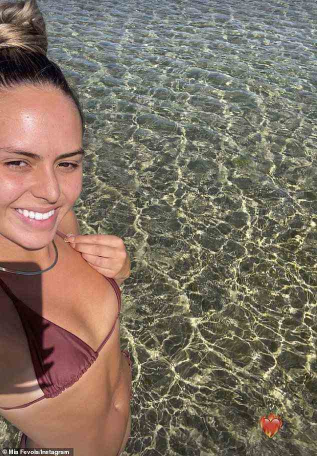 Alle lächeln: Sie teilte auch ein Selfie, während sie lächelte und ein kühles Bad im Meer genoss