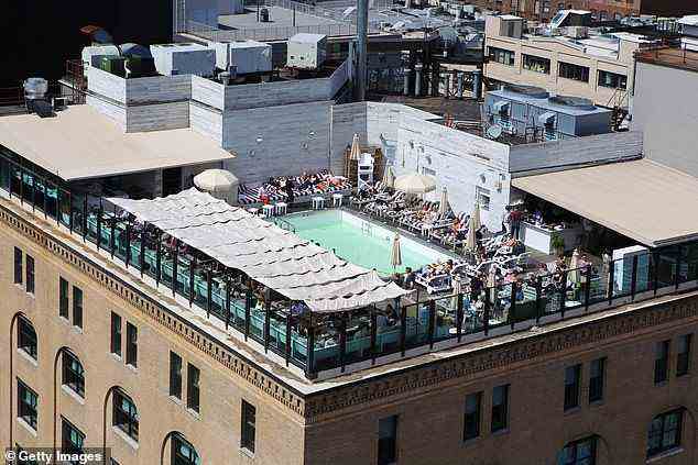 Eine Luftaufnahme des Pools auf dem Dach des New Yorker Standorts.  Ein Mitglied sagte am Mittwoch, dass die Pronomen-Politik „für Soho House sinnvoll ist, weil ihre Kundschaft hauptsächlich aus aufgeweckten Leuten besteht“.