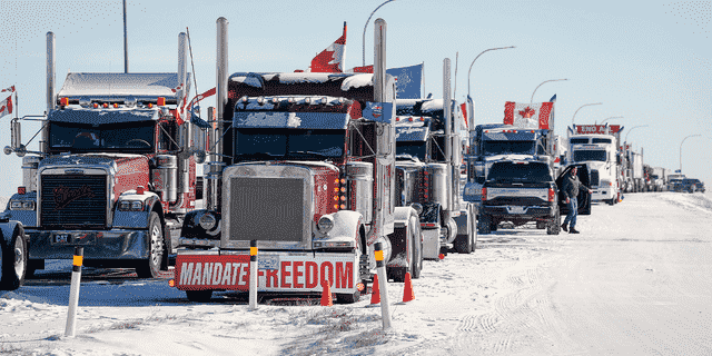 Ein LKW-Konvoi von Demonstranten des Anti-COVID-19-Impfmandats blockiert am Mittwoch, den 2. Februar 2022, weiterhin die Autobahn am belebten US-Grenzübergang in Coutts, Alberta.
