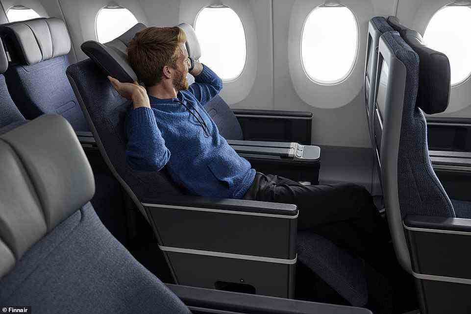 Ein Modell testet die Sitze in der umgestalteten Premium-Economy-Kabine von Finnair.  Sie haben 38 Zoll Beinfreiheit