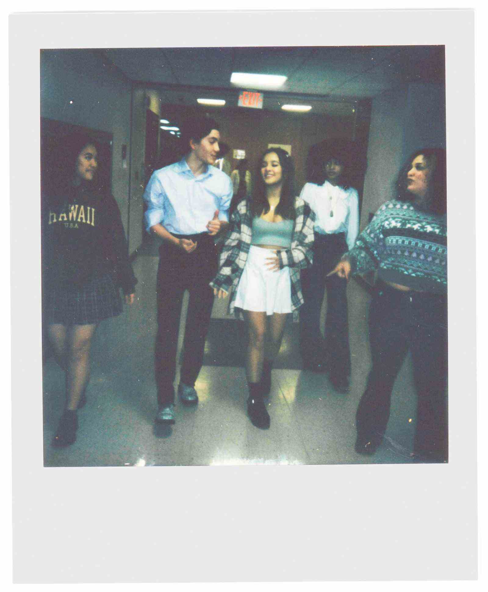 Polaroid von mehreren Schülern der Dunellen High School, die den Schulflur hinuntergehen