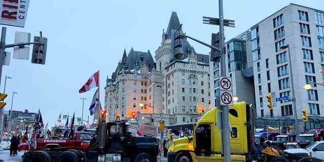 Lastwagen blockieren Straßen in der Innenstadt von Ottawa, Kanada.
