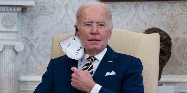 Präsident Biden nimmt seine schützende Gesichtsmaske ab, bevor er während eines Treffens mit dem katarischen Emir Scheich Tamim bin Hamad Al Thani im Oval Office des Weißen Hauses am Montag, den 31. Januar 2022, in Washington spricht.