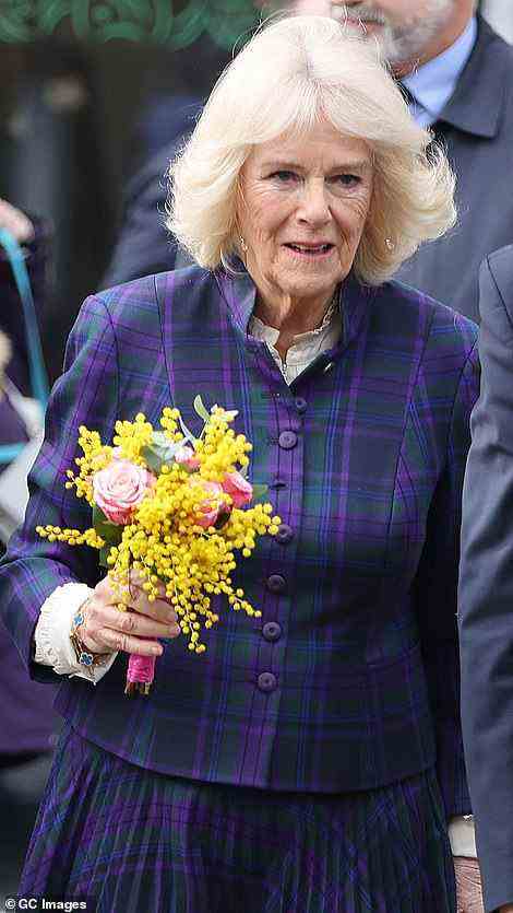 Camilla, 74, besuchte die Nourish Hub-Küche in Notting Hill im Westen Londons, um ihre Eröffnung als königliche Schirmherrin von Harvest UK, der Wohltätigkeitsorganisation, die sie betreibt, zu feiern.