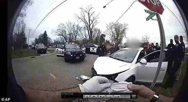 Die Polizei in Minnesota nähert sich dem Auto, das Daunte Wright fuhr, nachdem Kim Potter ihn erschossen hatte