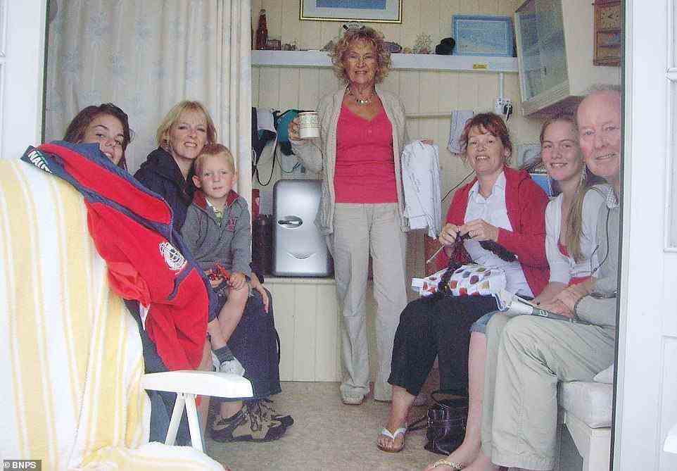 Die Schwestern Cate Steel (im Bild zweite von links), 55, Caroline Wakeford, 58, und Suzy Compton (dritte rechts), 56, und ihre Eltern Gill (mit Tee) und Colin (rechts) hatten für über 50 ein Chalet in Greenhill Gardens gemietet Jahre