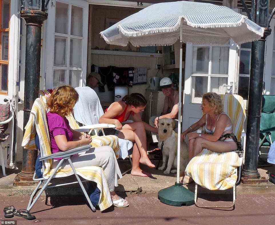 Die Familie Steel genießt die Strandhütte im Jahr 2010 in Greenhill Gardens in Weymouth.  Cate Steel sagte, die Aktionen des Trusts hätten „so viele glückliche Erinnerungen für die Familie getrübt“
