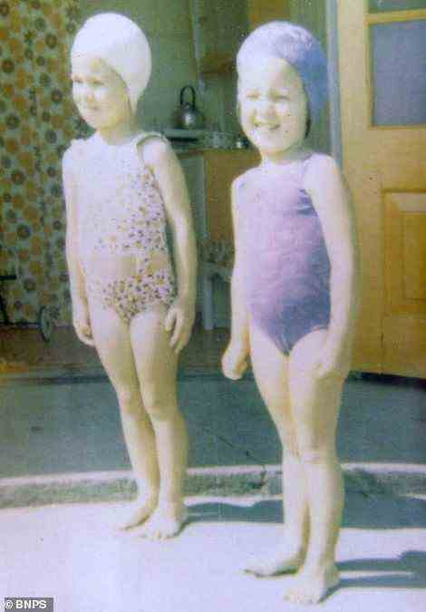 Die Schwestern Suzy Compton (links) und Catherine Steel in der Strandhütte in Weymouth, Dorset, Anfang der 1970er Jahre