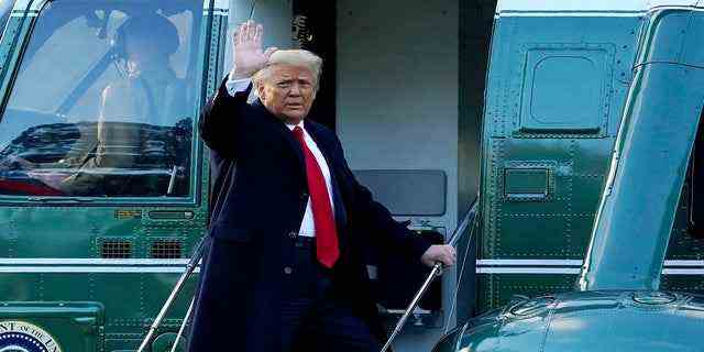 Präsident Donald Trump winkt, als er an seinem letzten Tag im Amt, dem 20. Januar 2021, auf dem South Lawn des Weißen Hauses an Bord der Marine One geht. Trump war auf dem Weg zu seinem Resort in Mar-a-Lago, Florida.
