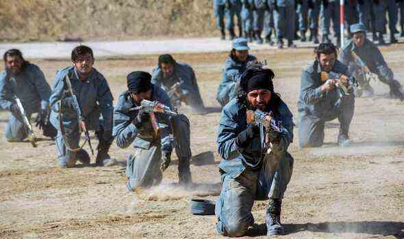 Taliban-Kämpfer zeigen ihre Fähigkeiten während einer Abschlusszeremonie im Abu Dujana National Police Training Center in Kandahar