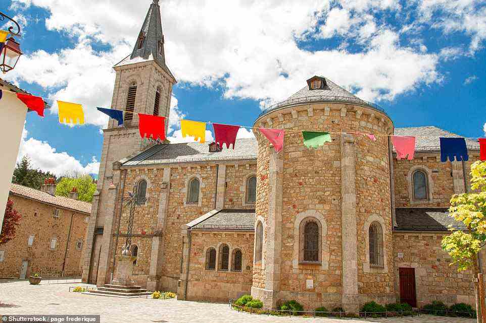 Le Malzieu-Ville liegt in der historischen Provinz Gévaudan und zieht Besucher mit seinen historischen Relikten an, wie dem Uhrenturm Tour de l'Horloge aus dem 13. Jahrhundert, der als feudales Verlies diente.  Hier abgebildet ist die mittelalterliche Kirche