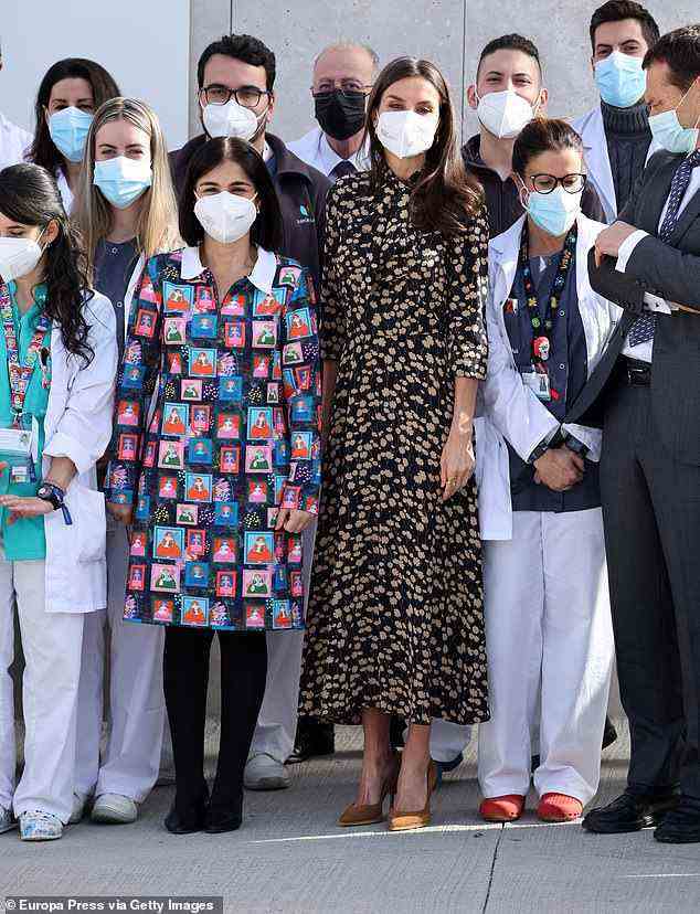 Queen Letizia and the Minister of Health, Carolina Darias, pose at the exit of the Quironsalud Proton Therapy Center alongside staff at the facility