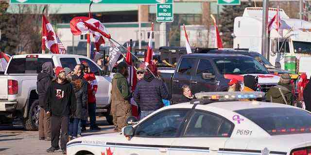 Demonstranten gegen COVID-19-Impfstoffmandate blockieren am 9. Februar 2022 die Fahrbahn am Grenzübergang Ambassador Bridge in Windsor, Ontario, Kanada. 