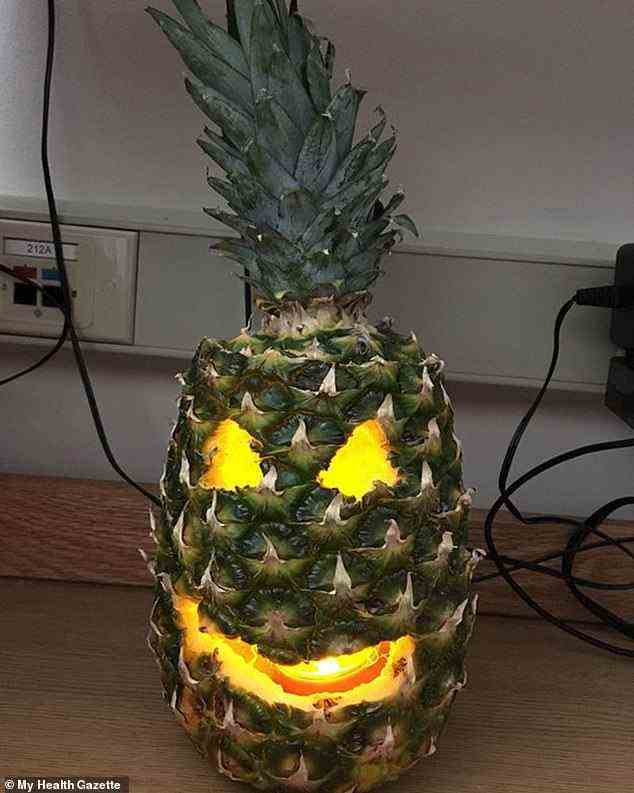Du kannst mir Halloween nicht nehmen!  Ein amerikanischer College-Student wurde mit einer Ananas kreativ, als sein Wohnheim Kürbisse verbot