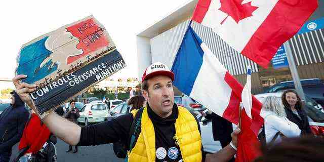 Ein französischer Aktivist hält eine Plakatlesung "Widerstand" vor Beginn ihrer "Convoi de la liberte" (Der Konvoi der Freiheit)