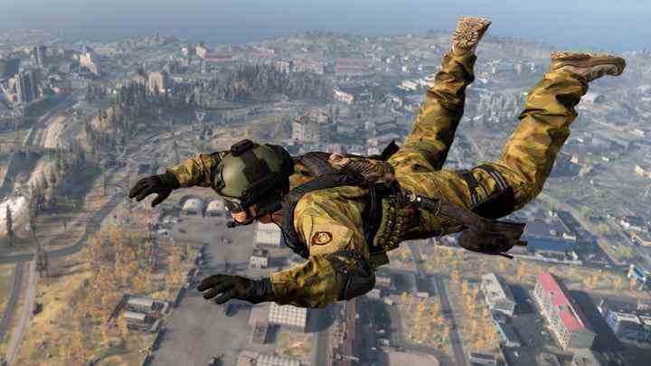 Spieler beim Fallschirmspringen in Call of Duty: Warzone.