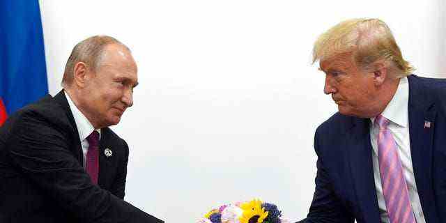 DATEI – Auf diesem Aktenfoto vom 28. Juni 2019 schüttelt Präsident Donald Trump (rechts) dem russischen Präsidenten Wladimir Putin (links) während eines bilateralen Treffens am Rande des G-20-Gipfels in Osaka, Japan, die Hand.