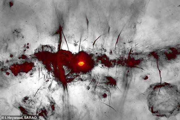 Dies ist ein Bild des Zentrums der Milchstraße, das vom südafrikanischen MeerKAT-Radioteleskop aufgenommen wurde.  Es zeigt Filamente hochenergetischer Strahlung, darunter Supernova-Überreste, kompakte Sternentstehungsgebiete und Populationen mysteriöser Radiofilamente