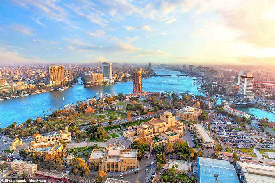 Der altmodische Glamour einer Flusskreuzfahrt durch Ägypten wird ab Freitag mit der Veröffentlichung der neuen Verfilmung von Death On The Nile voll zur Geltung kommen.  Abgebildet ist Kairo und der Nil