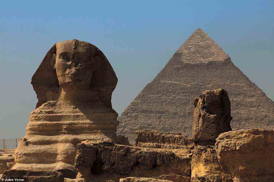 Jules Vernes „The Original Nile By Royal Steamer“-Tour dauert 13 Nächte.  Abgebildet sind die Sphinx und die Pyramide von Khafre, ein Beispiel für eine der Sehenswürdigkeiten, die die Passagiere auf dem Weg sehen werden