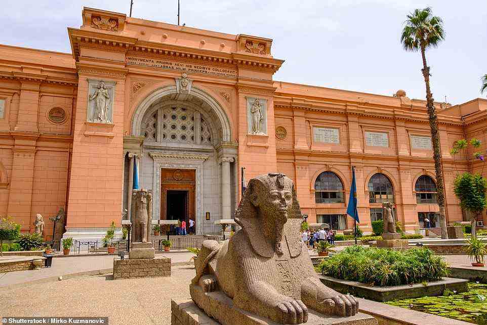 Die neuntägigen, vollständig geführten Ferien von Presidential Nile beinhalten Touren, um die Sphinx und die Totenmasken von Tutanchamun im Ägyptischen Museum von Kairo zu sehen (oben).