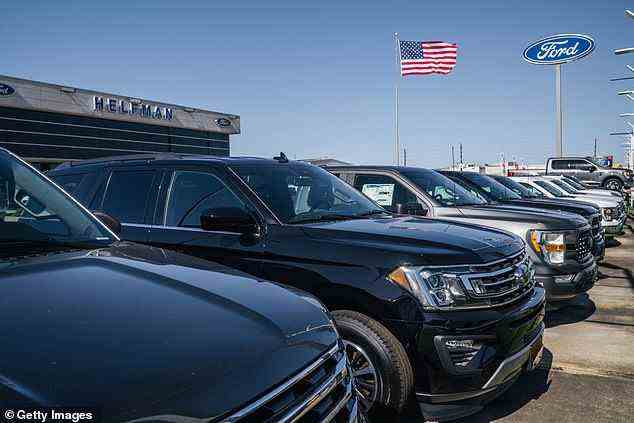 Ford schätzt, dass etwa 10 Prozent der fast 3.000 Händler des Unternehmens in den USA die Preise für Fahrzeuge im Jahr 2021 konsequent über dem UVP liegen.