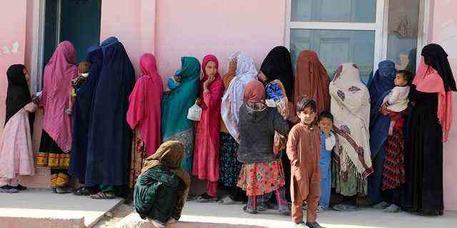 Afghanische Kinder werden am 16. Januar 2022 mit ihren Müttern in Kabul, Afghanistan, gesehen. In Afghanistan können Kinder trotz ihres Alters nicht auf den Beinen stehen;  der grund ist einfach hunger.  (Foto von Sayed Khodaiberdi Sadat/Anadolu Agency via Getty Images)