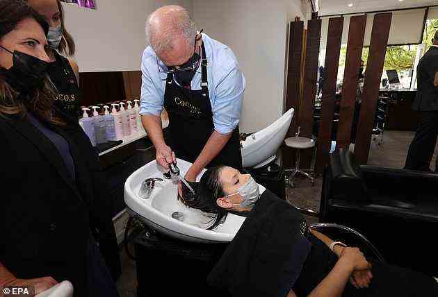 Der Fototermin von Premierminister Scott Morrison (im Bild), der einer jungen Frau in einem Salon die Haare wäscht, wurde als „seltsam und gruselig“ bezeichnet.