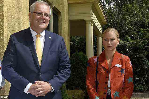 Jenny Morrison hat über den kürzlichen Besuch von Grace Tame (rechts) in ihrem Haus berichtet, wo sie sich weigerte zu lächeln, während sie mit dem Premierminister für Fotos posierte