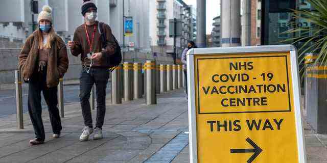 Menschen gehen am 28. Januar 2022 an einem COVID-19-Impfzentrum in Brent im Nordwesten Londons, Großbritannien, vorbei. (Foto von Ray Tang/Xinhua via Getty Images)