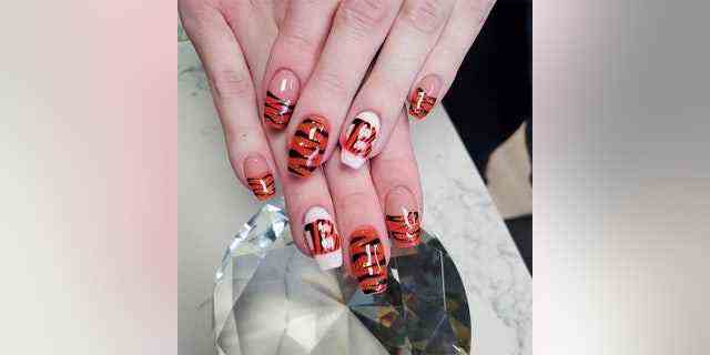 Vor ihrem Hochzeitstag am 13. Februar 2022 zeigte Rachel Hyden ihre schwarz-orangefarbenen Fingernägel – natürlich im Bengal-Stil.
